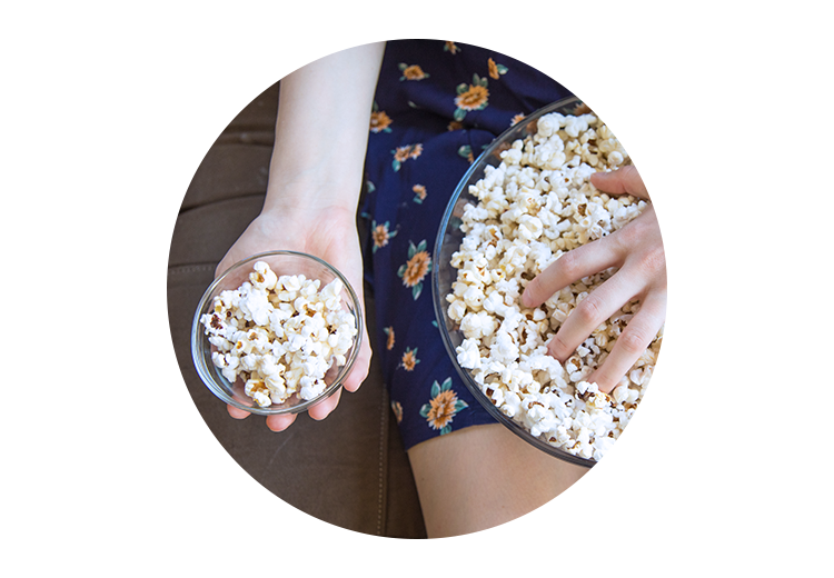 En lille skål popcorn vs. en stor skål popcorn