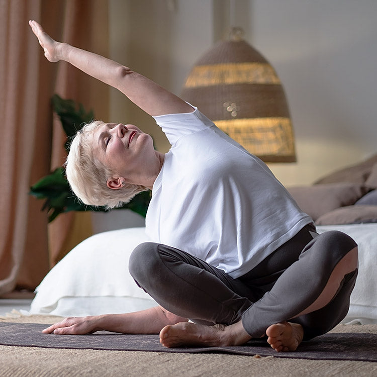 Kvinde dyrker yoga og udstrækning