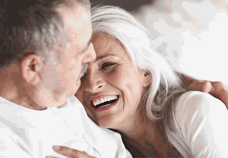 Kvinde i overgangsalderen læser om normale slimhinder og tørre slimhinder