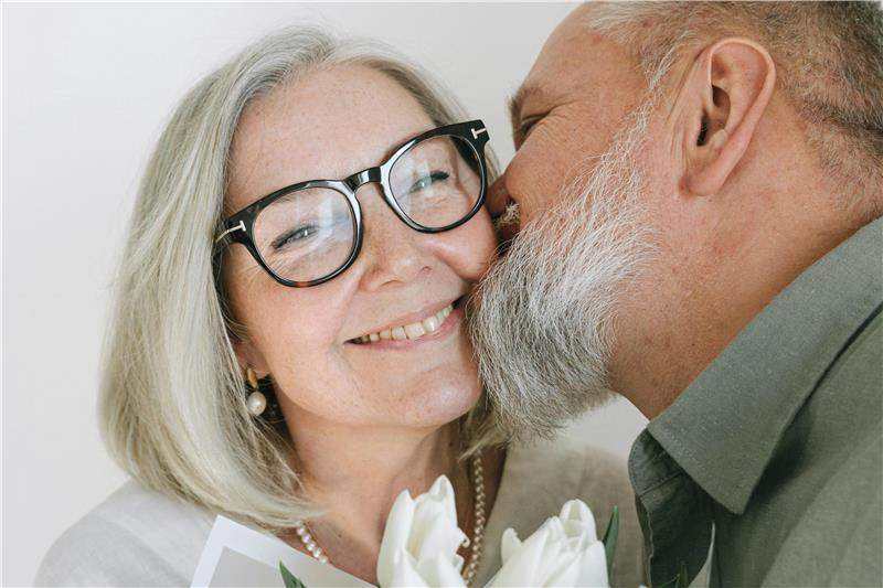 Par hvor manden giver et kindkys