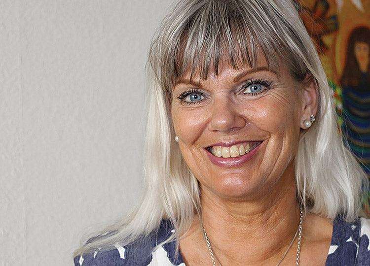 Tilfreds Wellvita-kunde fortæller om sin oplevelse med kosttilskud mod oppustet mave og fordøjelsesbesvær