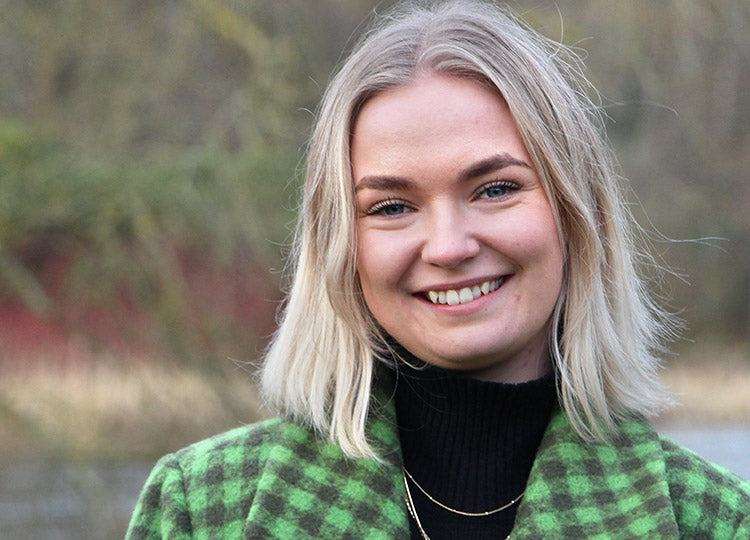 Tilfreds Wellvita-kunde fortæller om sin oplevelse med kosttilskud mod oppustet mave og fordøjelsesbesvær