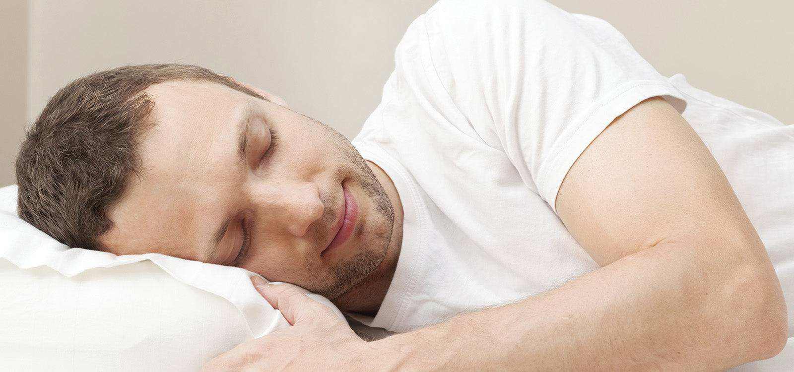 Person der sover fredeligt og forbedrer søvnkvalitet for at undgå træthed og søvnproblemer.