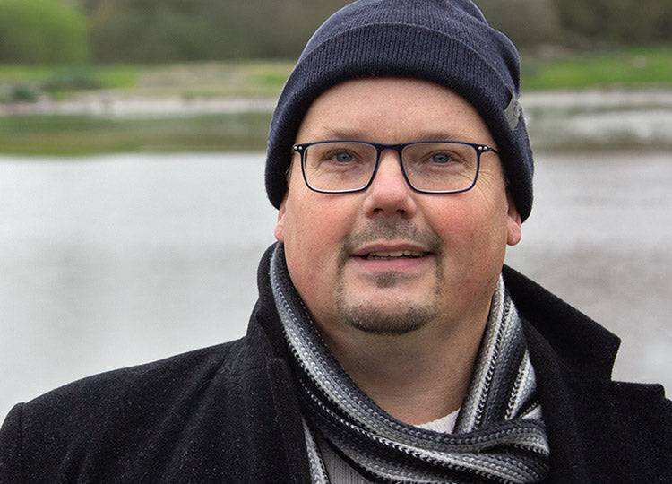 Tilfreds Wellvita-kunde fortæller om sin oplevelse med kosttilskud mod træthed og for mere energi