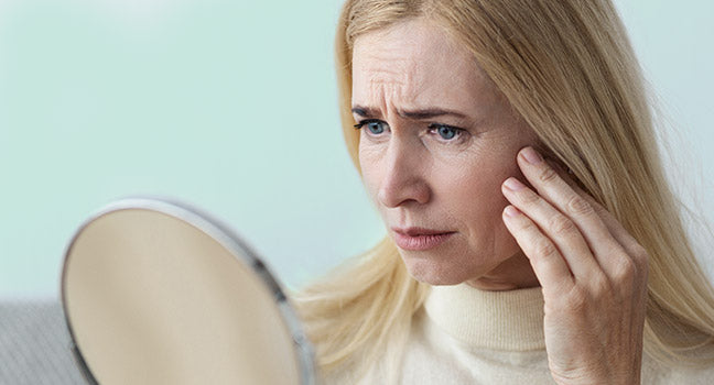 Kvinder ser på sine rynker i ansigtet