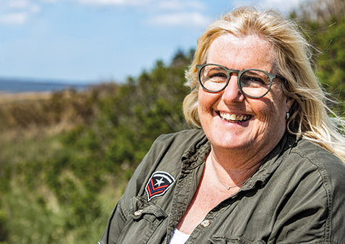 Smilende Lene ved vandet