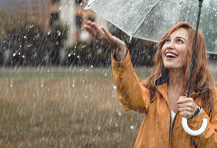 Kvinde med paraply i regnvejr