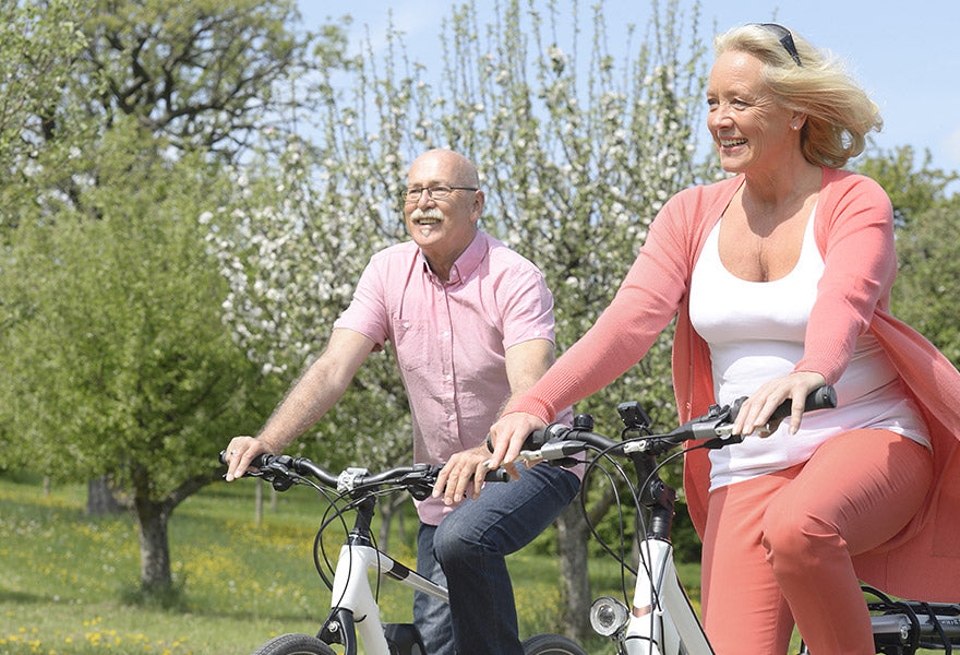 Ældre par på cykeltur