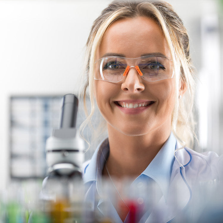 Kvinde i et laboratorium
