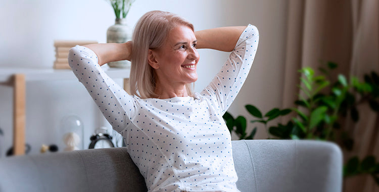 En tilfreds kvinde med armene ag hovedet